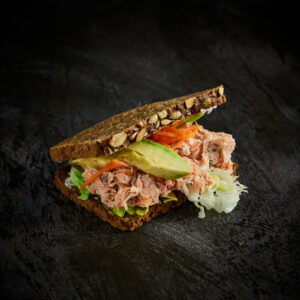 Rugbrødssandwich m/ varmrøget laks