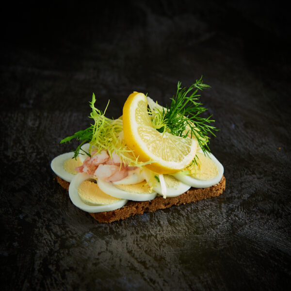 Smørrebrød m/ æg og rejer