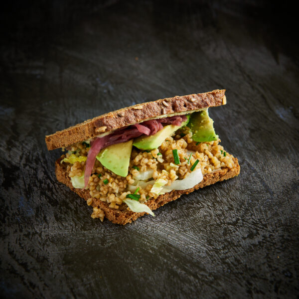 Rugbrødssandwich m/ humus